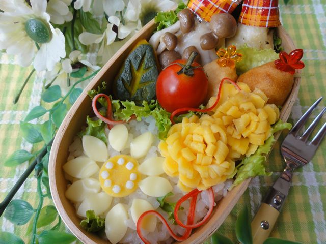 11月の誕生花 菊 のお弁当 黄色い菊とマーガレットのお花弁当 キャラ おかずの定番 たまご を使ったキャラ弁レシピ画像まとめ Naver まとめ