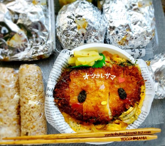 キティちゃんかつ丼が補色おにぎり達で小さく見える件＆奥尻島の島印さんの「タコキムチ」！！
