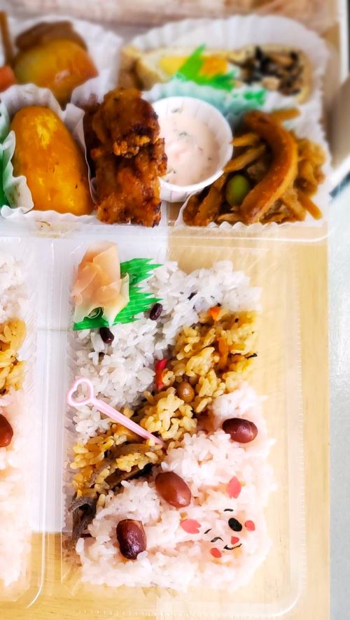 ワンポイントピグレット弁当♪小豆赤飯と北海道赤飯＆シハチ鮮魚店「シハチの１０種海鮮丼」が１５種だった～～＾＾