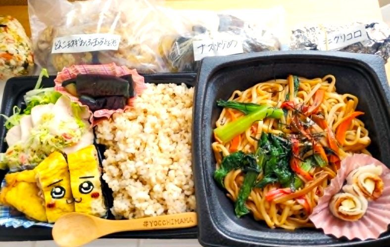 ちいかわ豚肉オムレツ弁当と醤油ラーメン風焼うどん弁当＆中央区狸小路1丁目付近「海老仙人」ニューオープン(*´艸`*)店舗限定つけ麺うまっ(*´艸`*)
