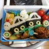 こいのぼりとパトカーおにぎりの弁当
